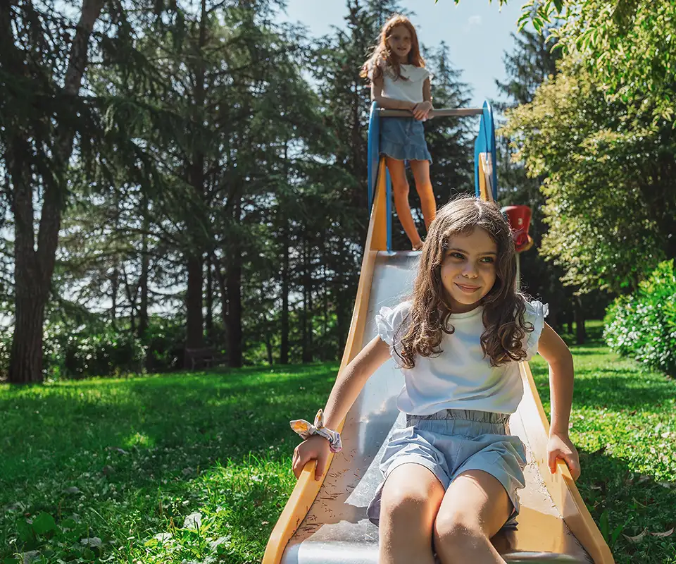 parco verde attrezzato con giochi alle terme santa lucia di tolentino, nelle marche